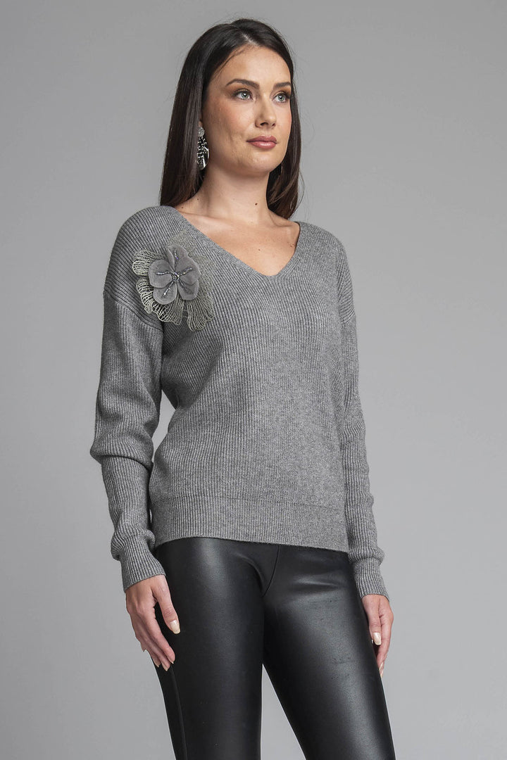 Sueter Con Cuello V Y Detalle De Flor En Hombro