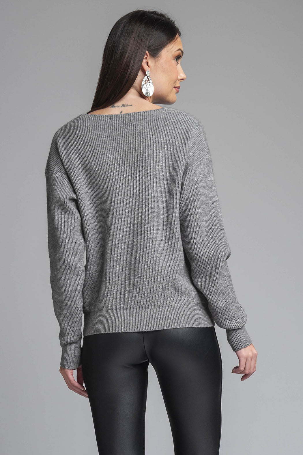 Sueter Con Cuello V Y Detalle De Flor En Hombro