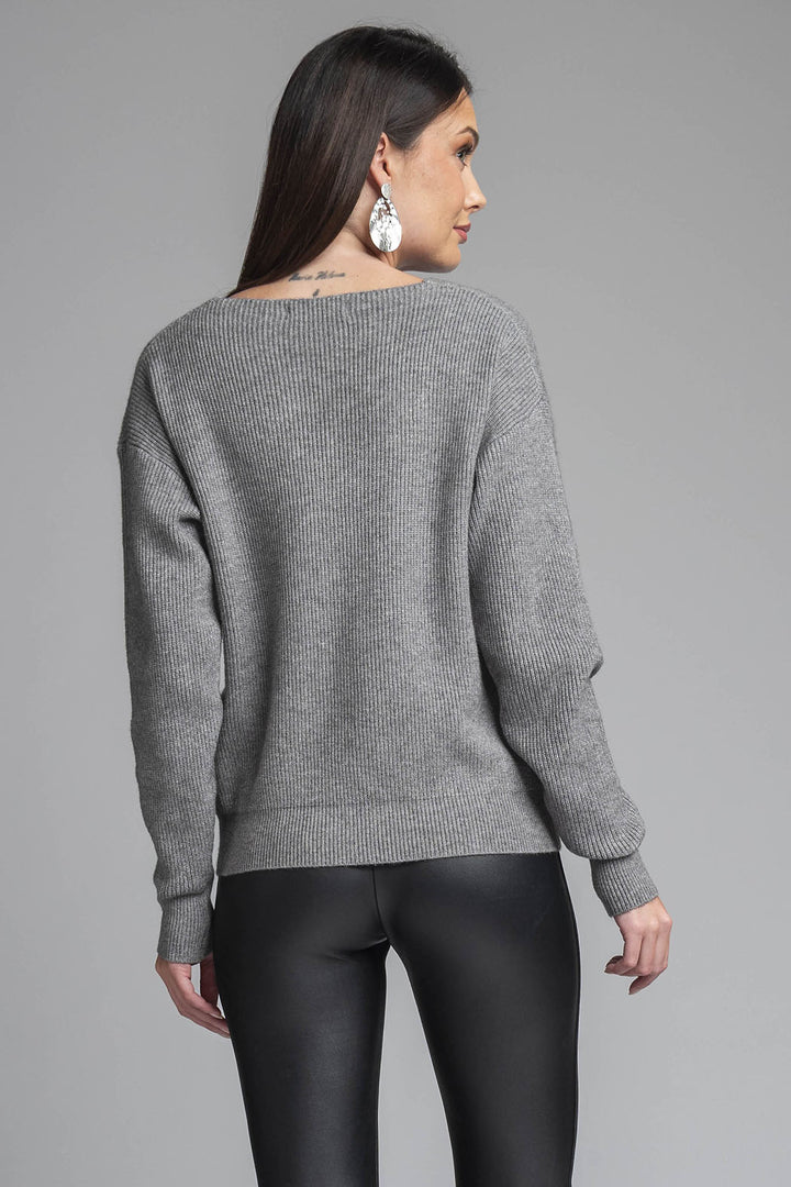 Sueter Con Cuello V Y Detalle De Flor En Hombro