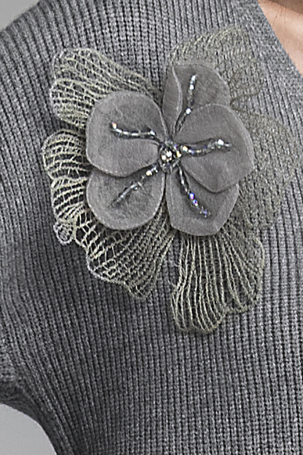 Sueter Con Cuello V Y Detalle De Flor En Hombro
