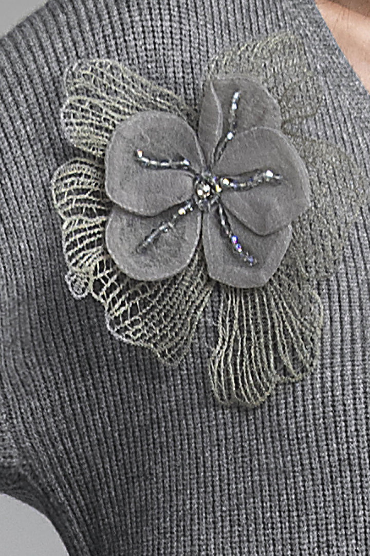 Sueter Con Cuello V Y Detalle De Flor En Hombro