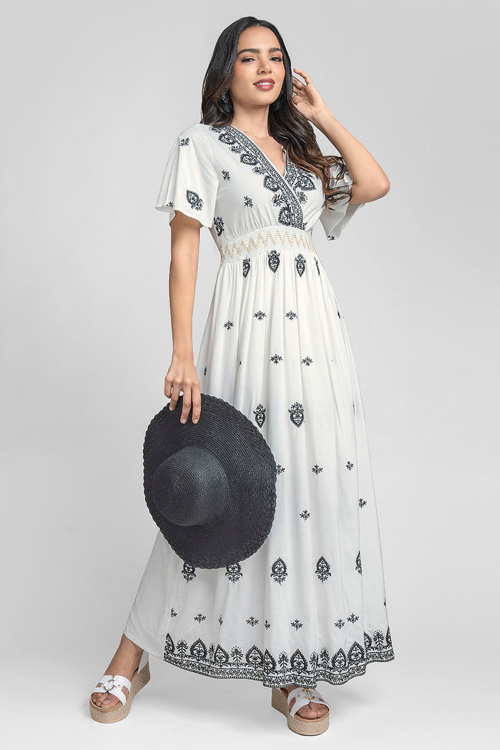 Vestido Largo Con Estampado De Flores Bordadas