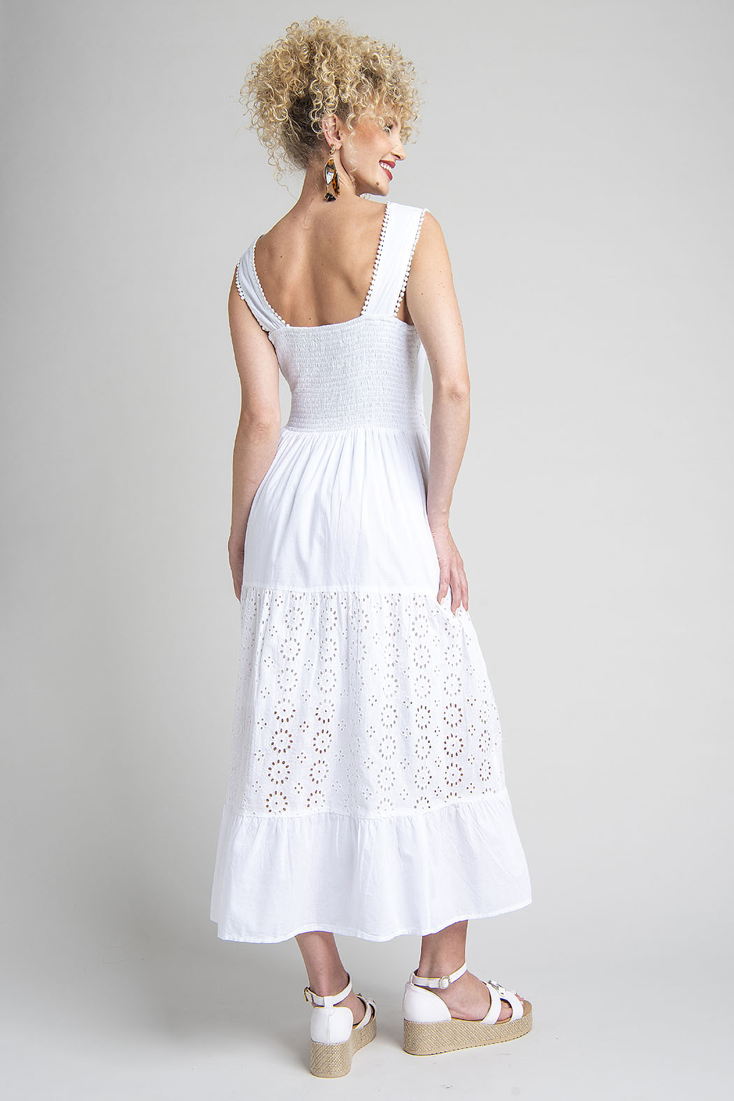 Vestido Con Bordado Y Cintura De Encaje