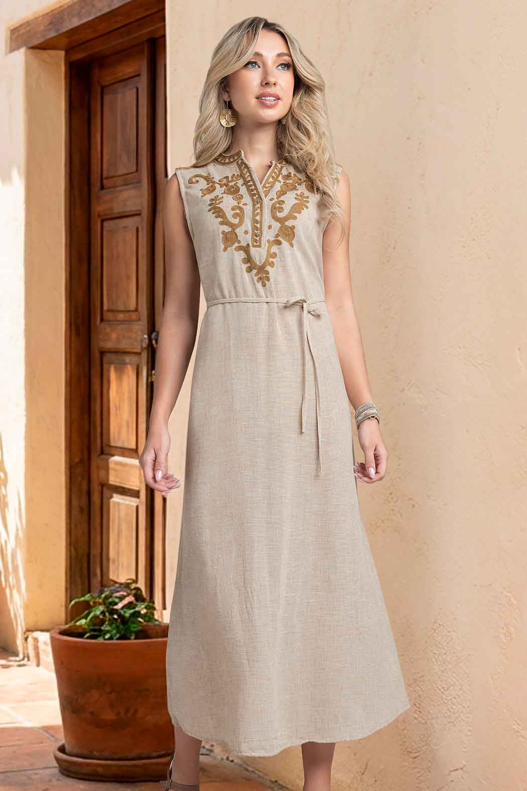 Vestido Recto Con Bordado En Escote