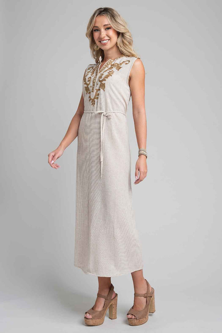 Vestido Recto Con Bordado En Escote