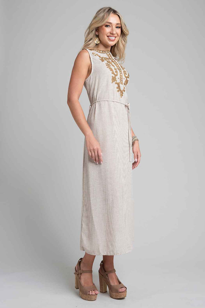Vestido Recto Con Bordado En Escote