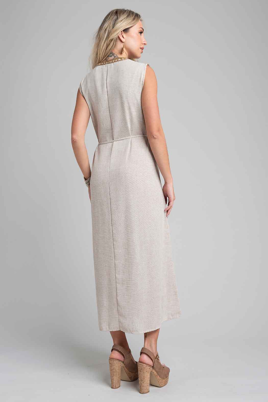 Vestido Recto Con Bordado En Escote