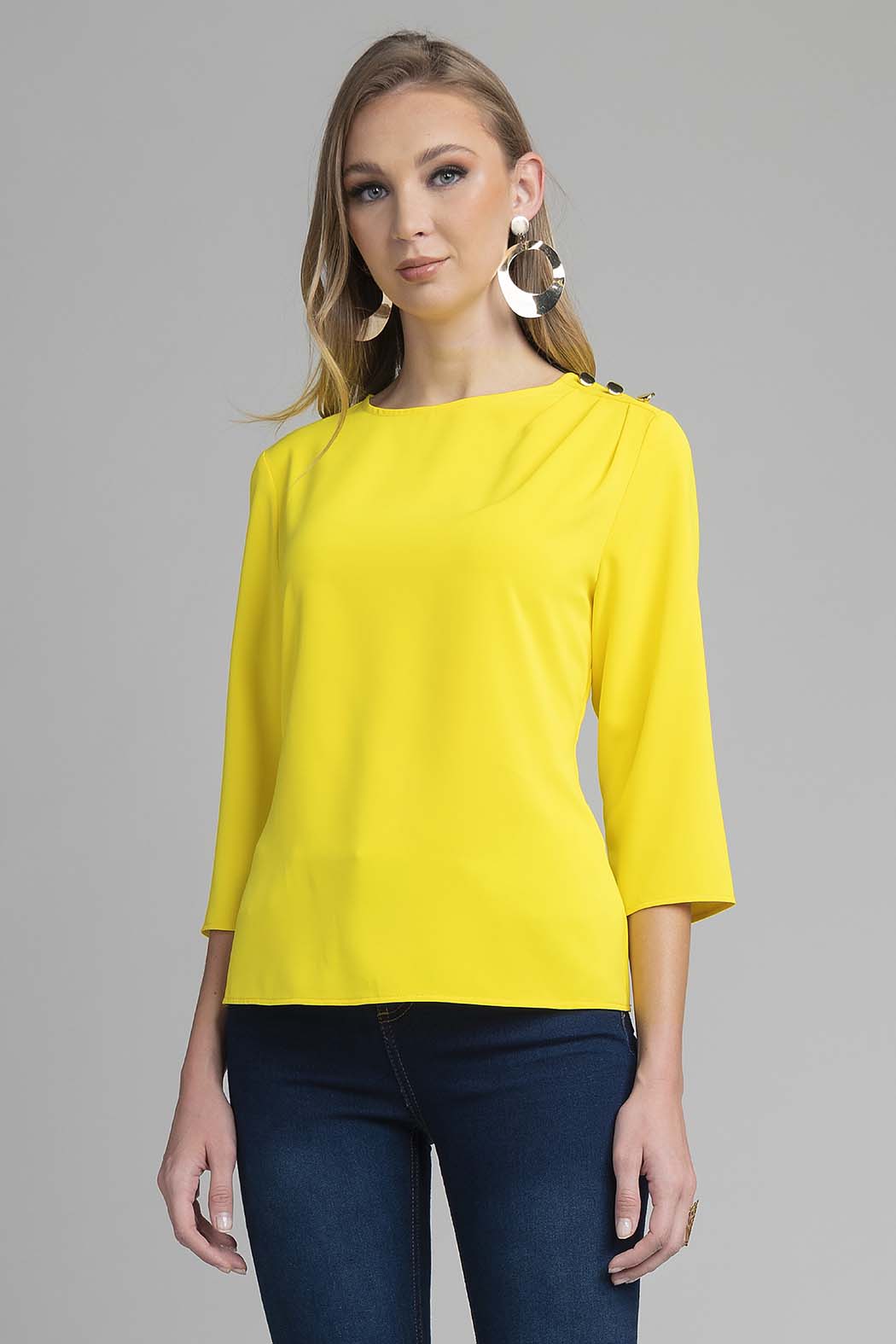 Blusa Lisa Con Botones En El Hombro