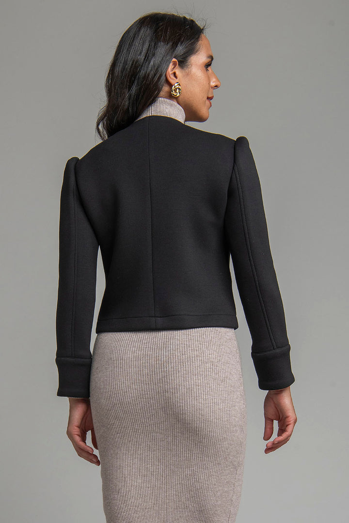 Saco Corto Liso Con Broche Al Frente
