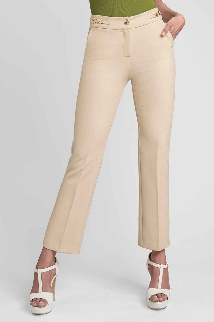 Pantalon Con Herraje Decorativo En Pretina