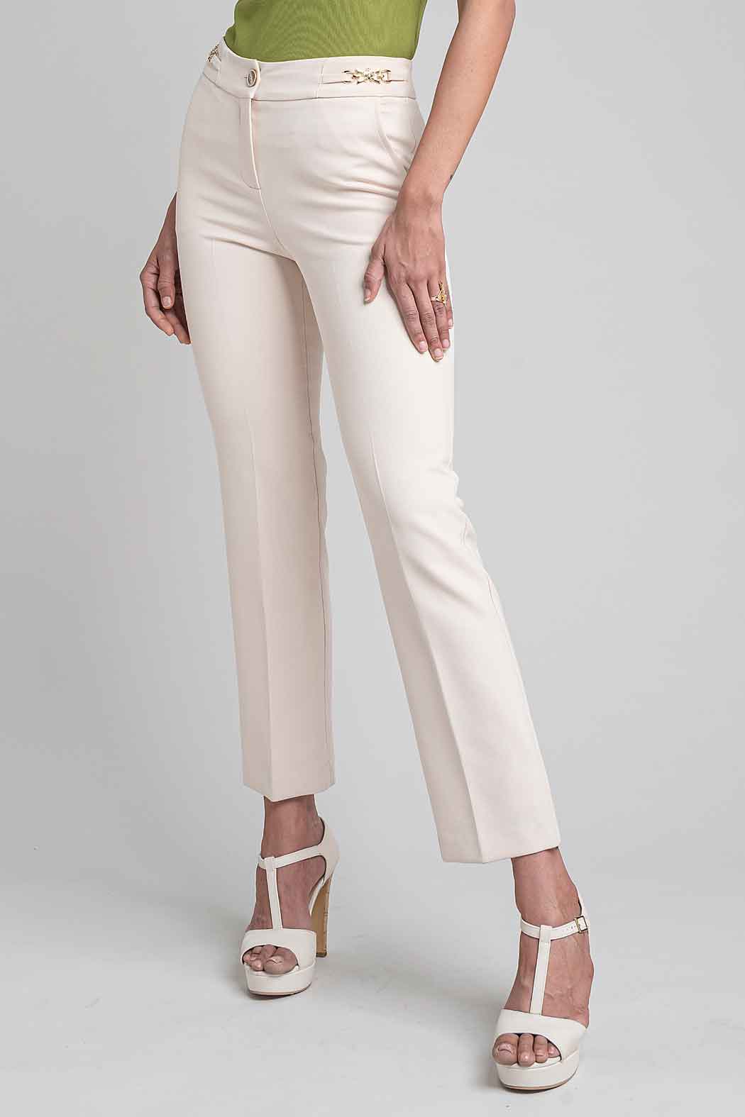 Pantalon Con Herraje Decorativo En Pretina