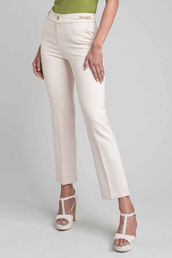 Pantalon Con Herraje Decorativo En Pretina