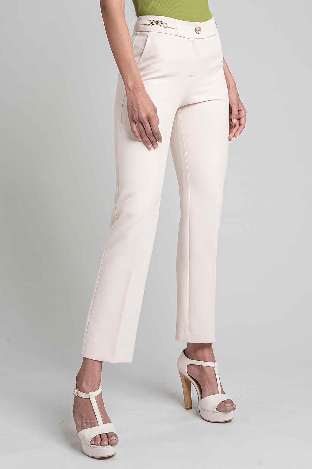 Pantalon Con Herraje Decorativo En Pretina