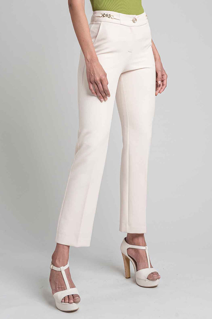 Pantalon Con Herraje Decorativo En Pretina