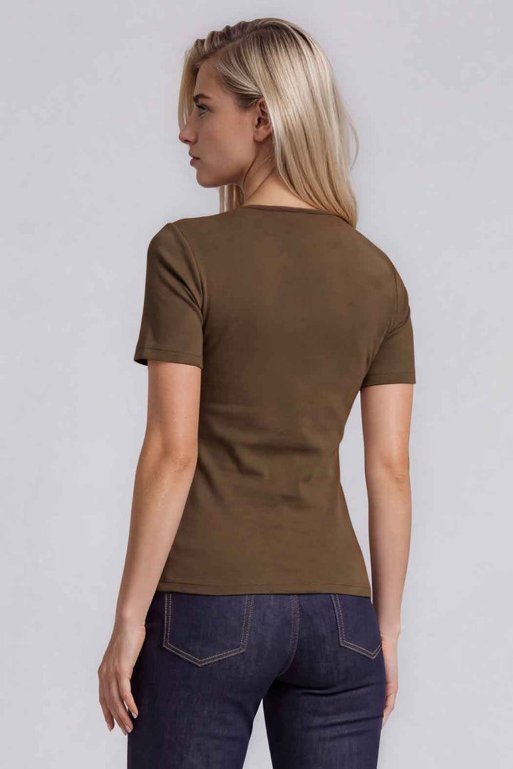Blusa Con Manga Corta Y Botones Dorados En Escote