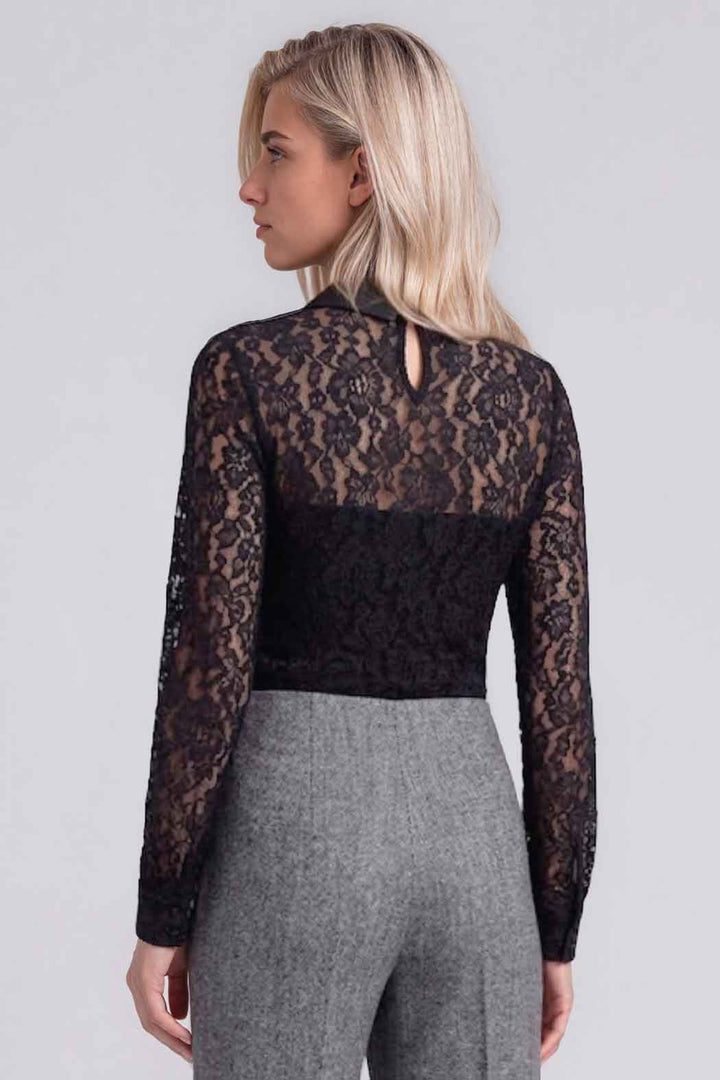 Blusa De Encaje Con Corbatin