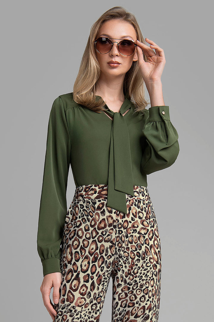 Blusa Lisa Con Corbatin