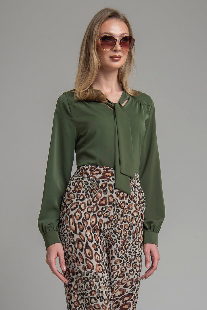Blusa Lisa Con Corbatin