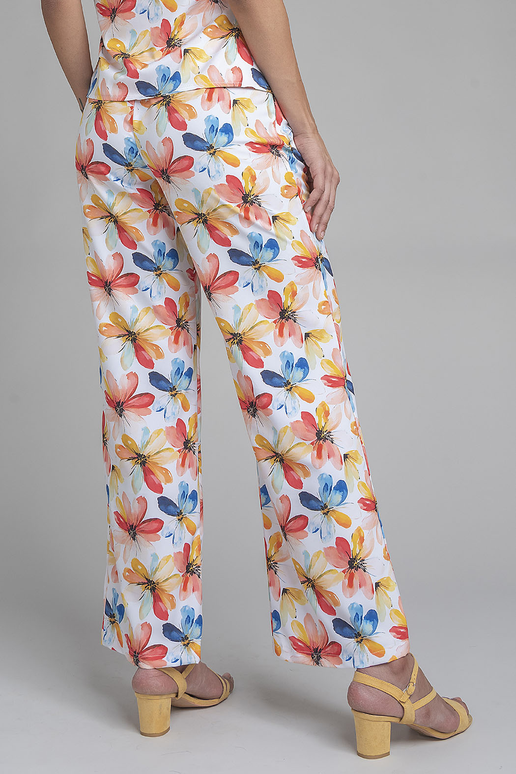Pantalon Corte Recto Con Estampado De Flores