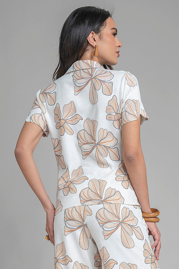 Blusa Con Cuello Camisero Y Estampado De Flores