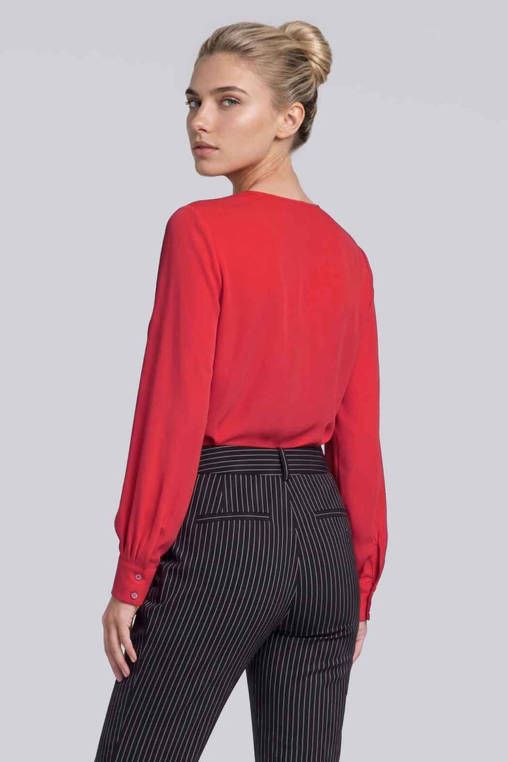 Blusa Lisa Con Manga Larga Y Escote V