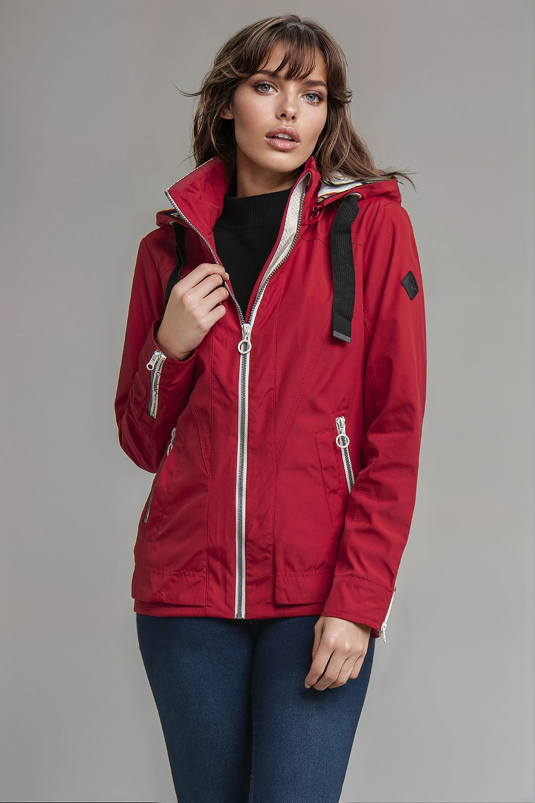 Chamarra Con Capucha Y Cierre Al Frente