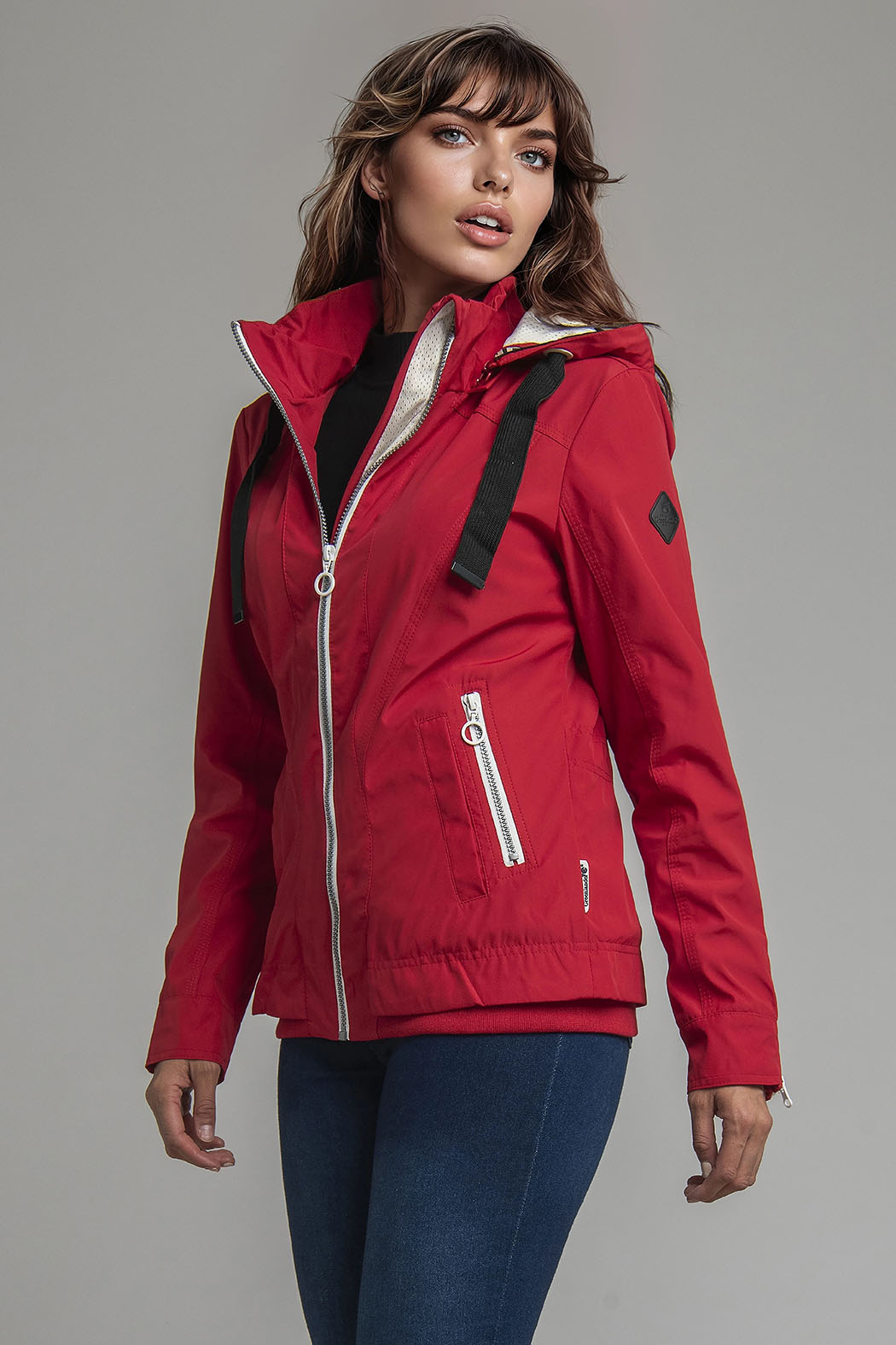 Chamarra Con Capucha Y Cierre Al Frente