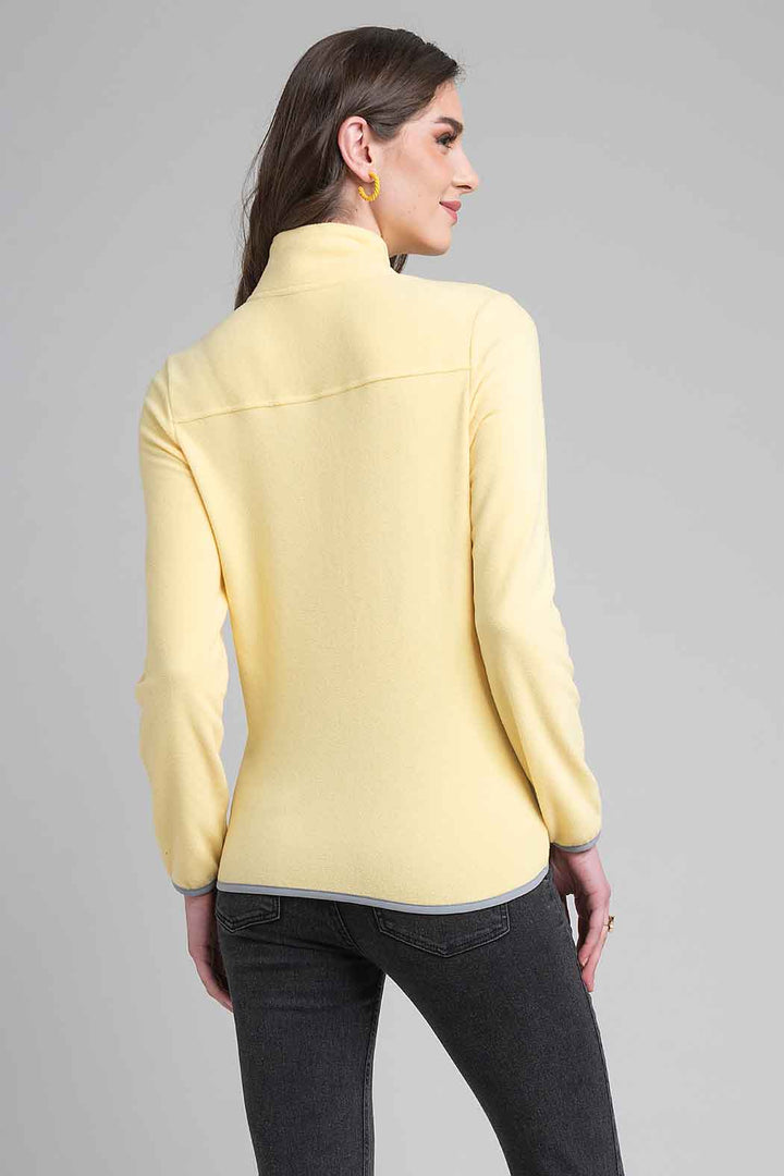 Chamarra Con Cuello Alto Y Bolsas En Costados