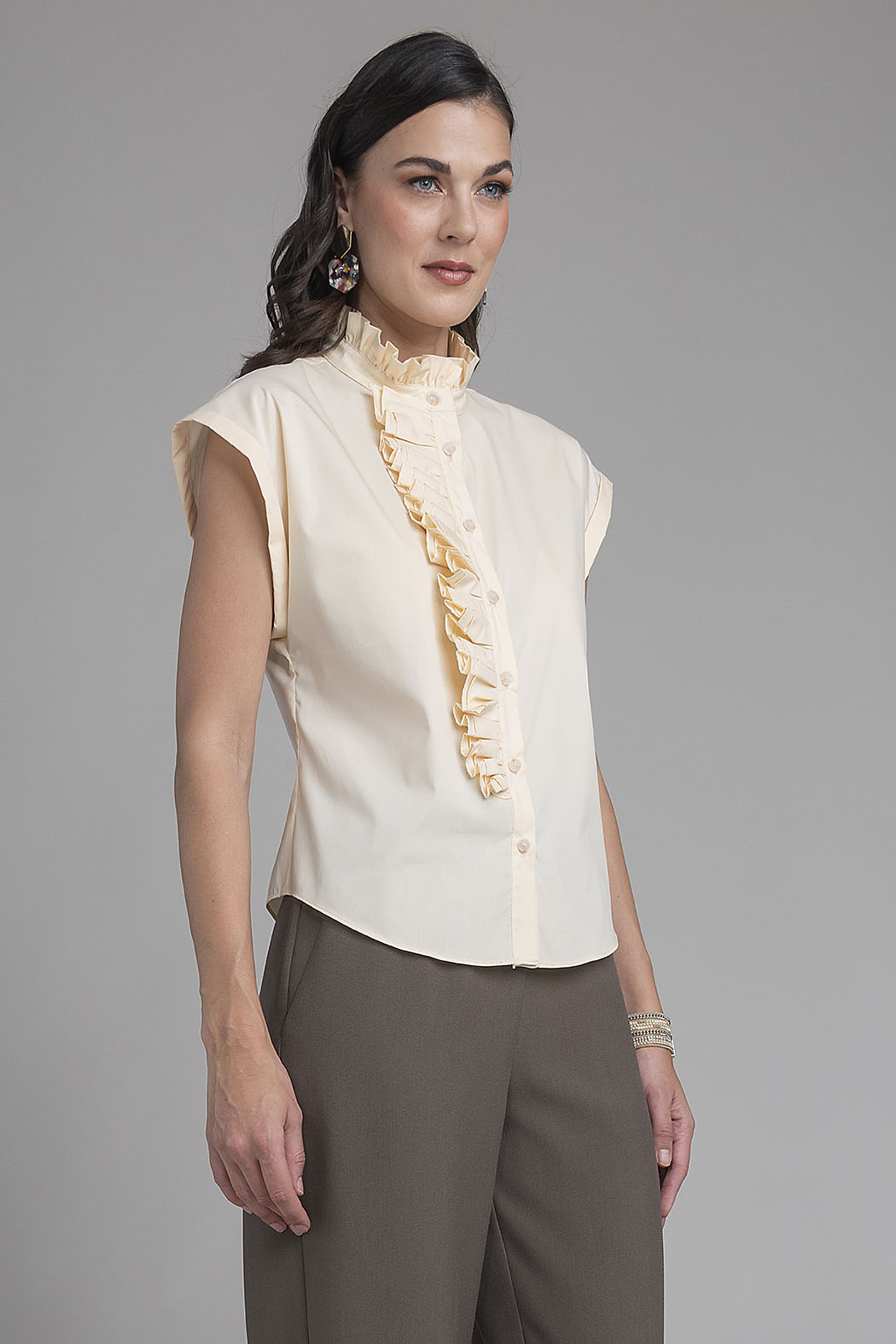 Blusa Camisera Con Olanes Al Frente Y Cuello