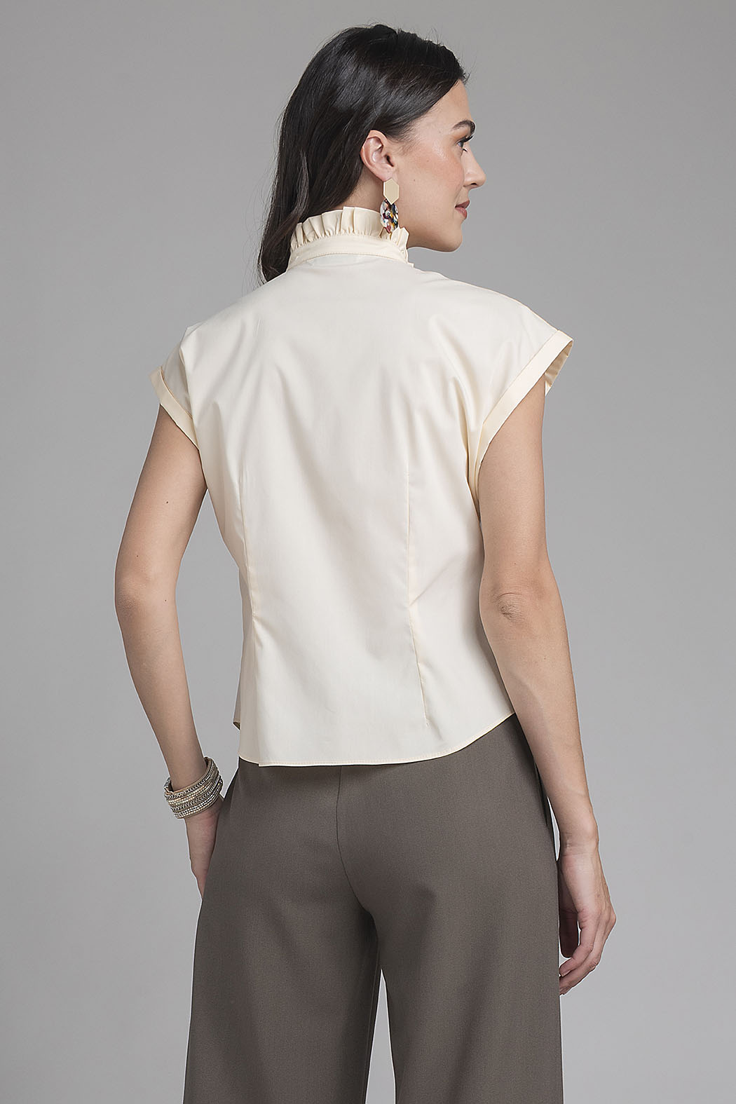 Blusa Camisera Con Olanes Al Frente Y Cuello