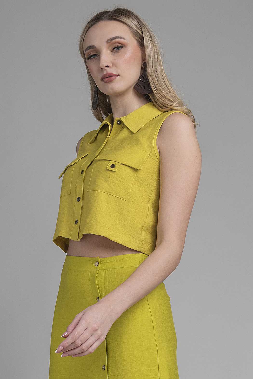 Blusa Corta Sin Mangas Y Botones Al Frente