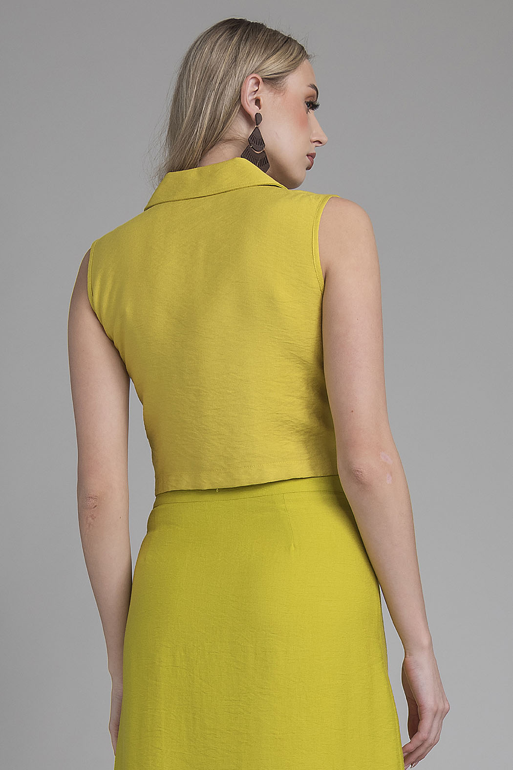 Blusa Corta Sin Mangas Y Botones Al Frente