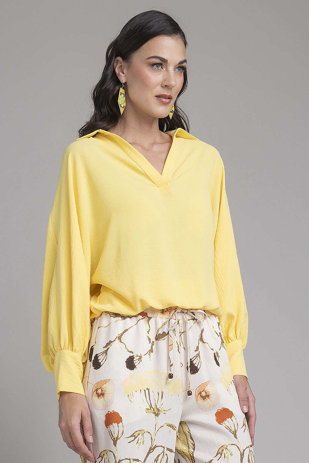 Blusa Lisa De Manga Larga Con Cuello Camisero