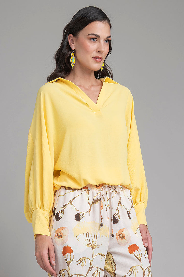 Blusa Lisa De Manga Larga Con Cuello Camisero