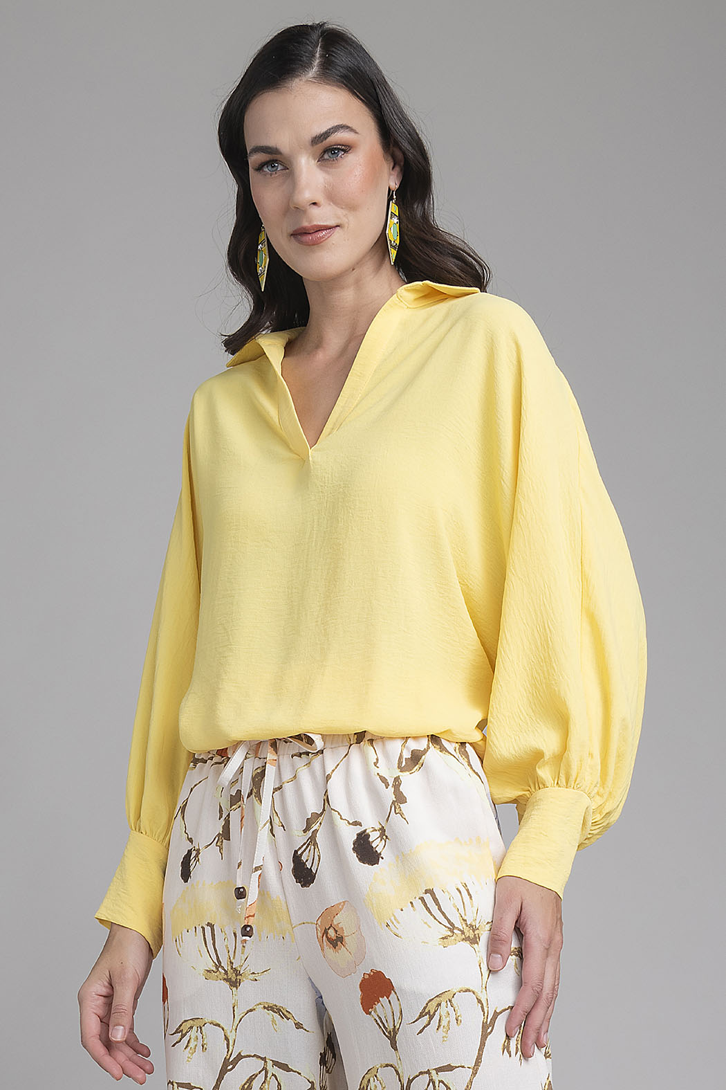 Blusa Lisa De Manga Larga Con Cuello Camisero