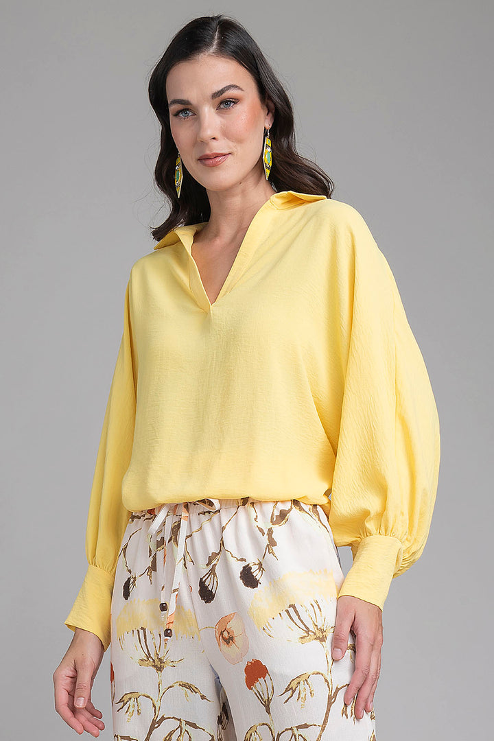 Blusa Lisa De Manga Larga Con Cuello Camisero