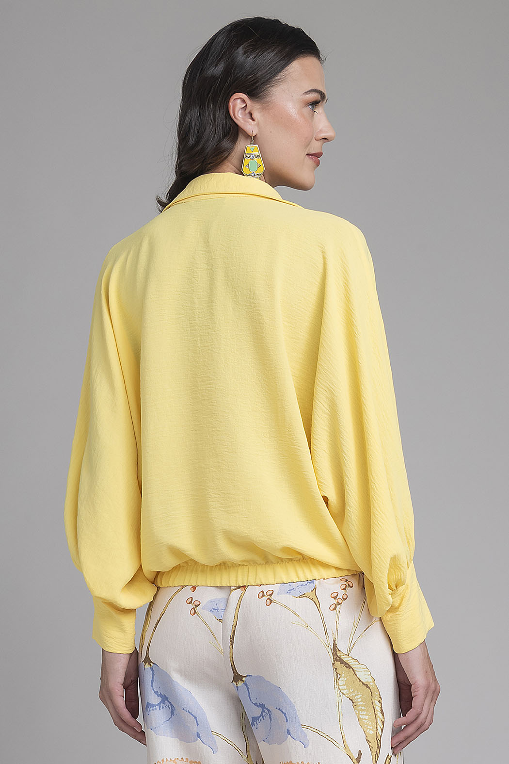 Blusa Lisa De Manga Larga Con Cuello Camisero