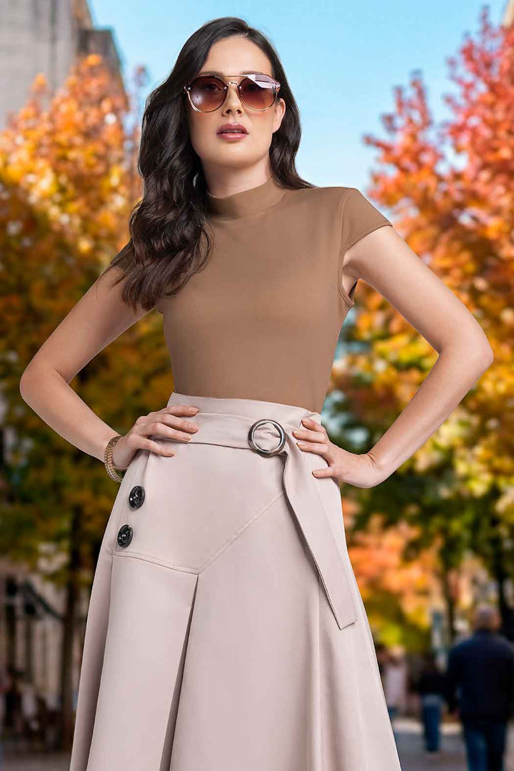 Blusa Lisa Con Manga Corta Y Cuello Alto