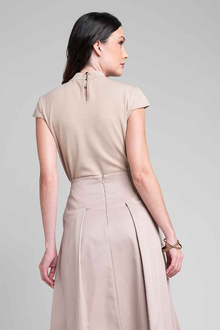 Blusa Lisa Con Manga Corta Y Cuello Alto
