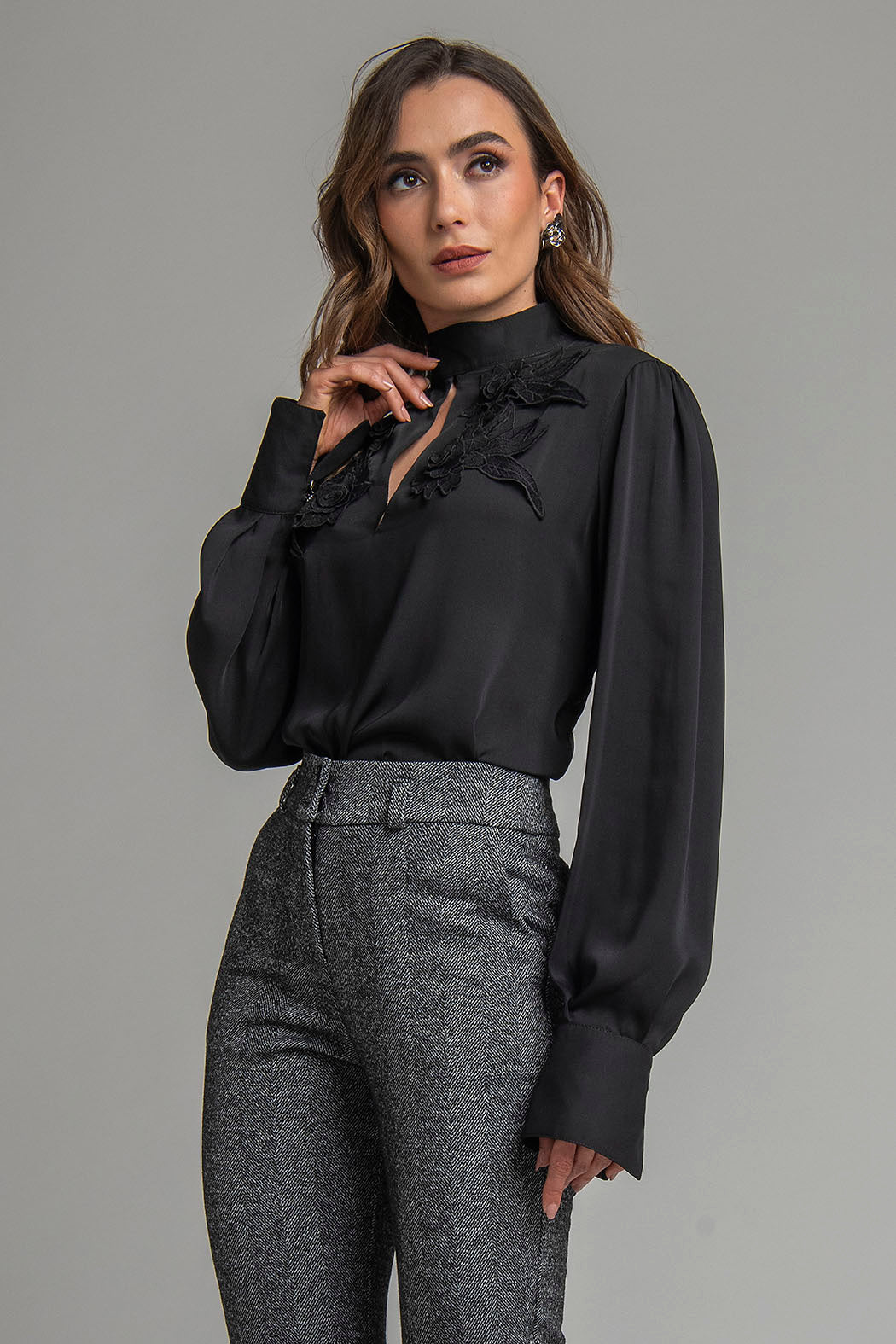 Blusa De Manga Larga Con Flores Bordadas