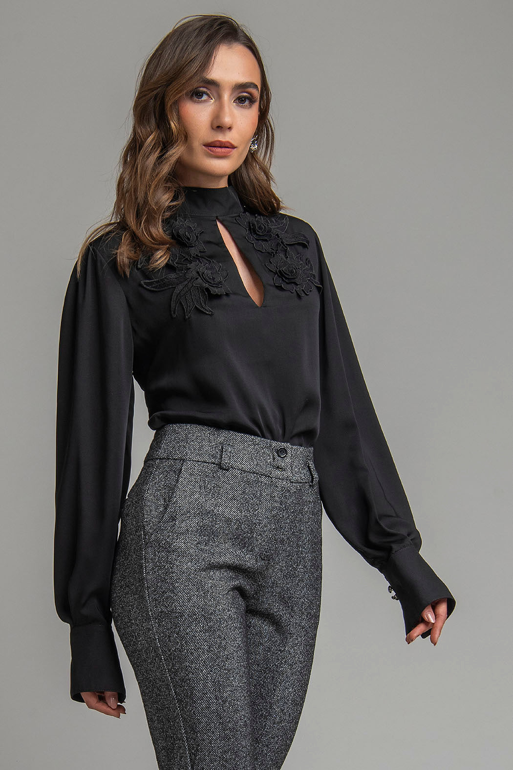 Blusa De Manga Larga Con Flores Bordadas