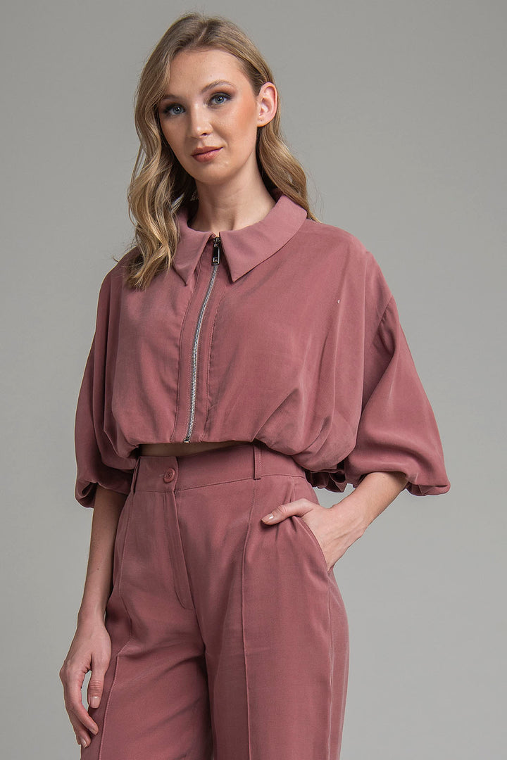 Chamarra Corta Con Cierre Al Frente