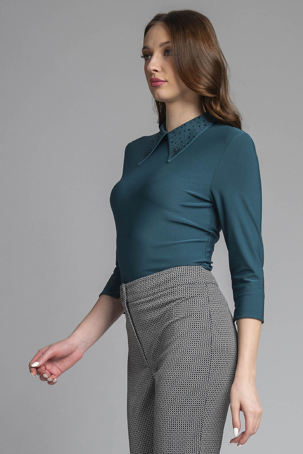 Blusa Lisa Con Pedreria En Cuello