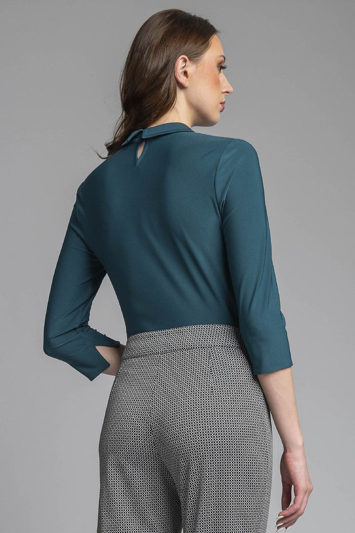 Blusa Lisa Con Pedreria En Cuello