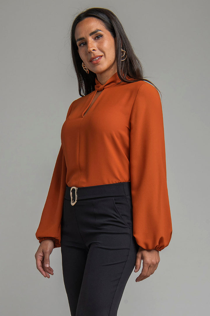 Blusa Con Cuello Torcido Y Manga Larga