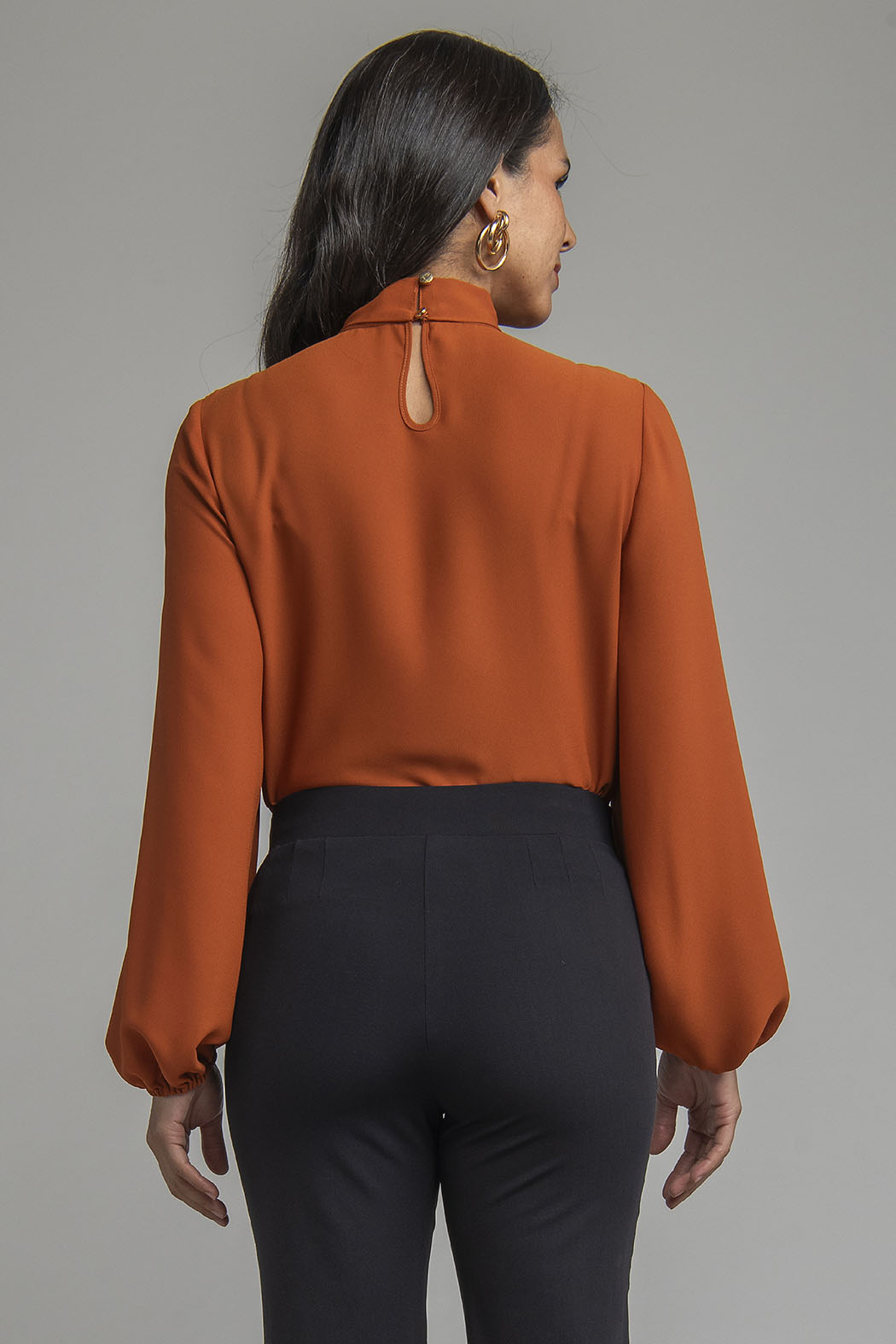 Blusa Con Cuello Torcido Y Manga Larga