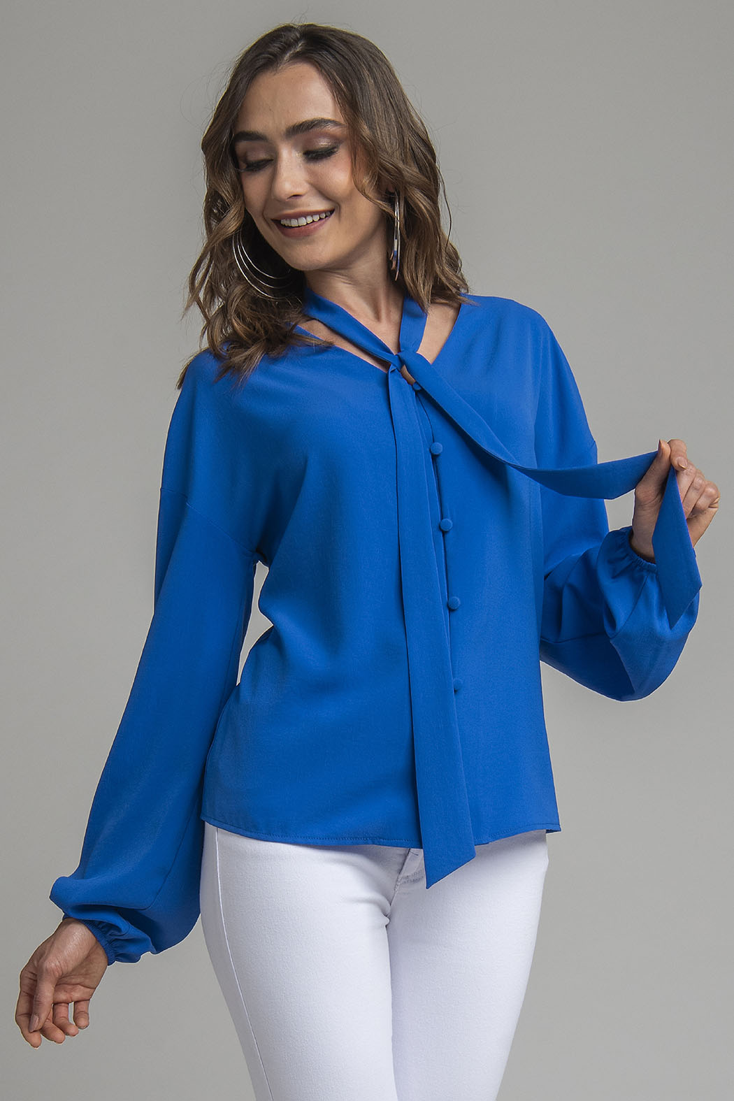 Blusa Lisa De Manga Larga Con Corbatin