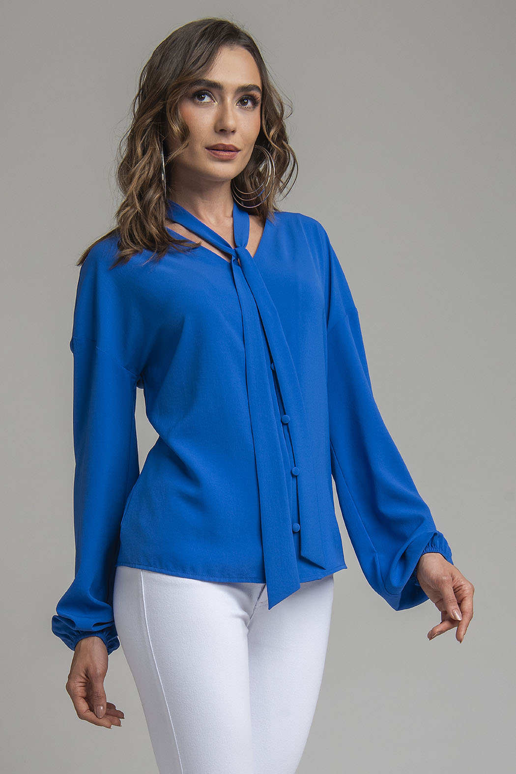 Blusa Lisa De Manga Larga Con Corbatin