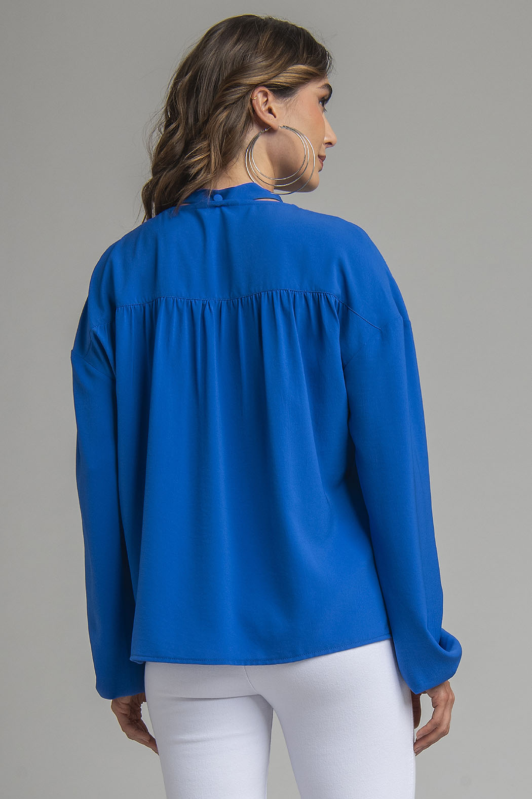Blusa Lisa De Manga Larga Con Corbatin