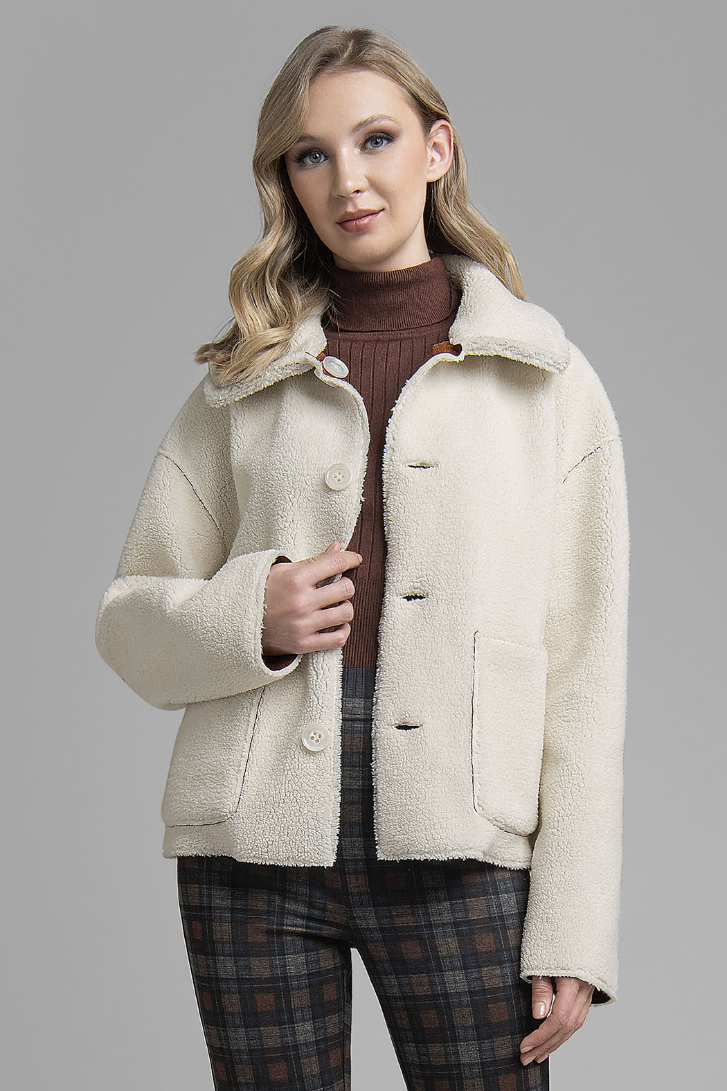 Abrigo Corto Con Borrega En Interior